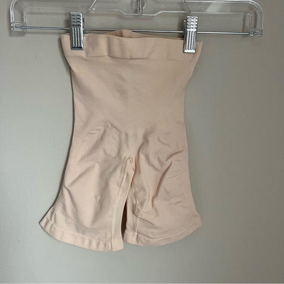 Skims Mid Thigh Short (size S/M) in color Sand - Picture 7 of 8